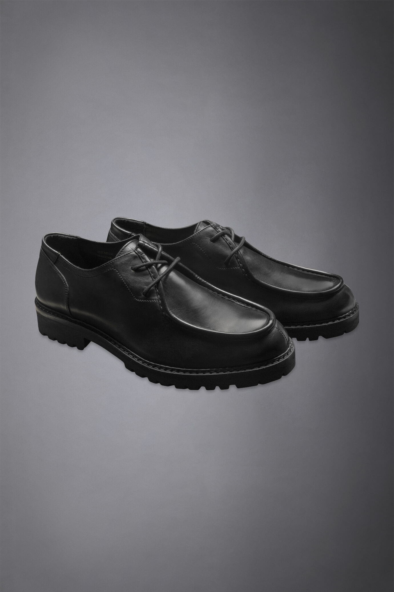 100% leather ranger shoe with rubber lug sole